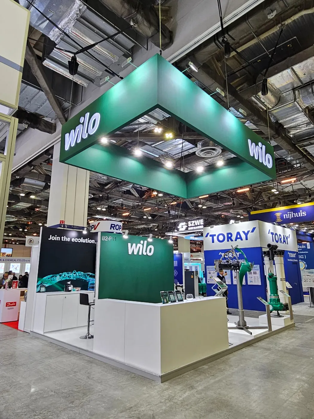 Curved island exhibition stand with meeting areas