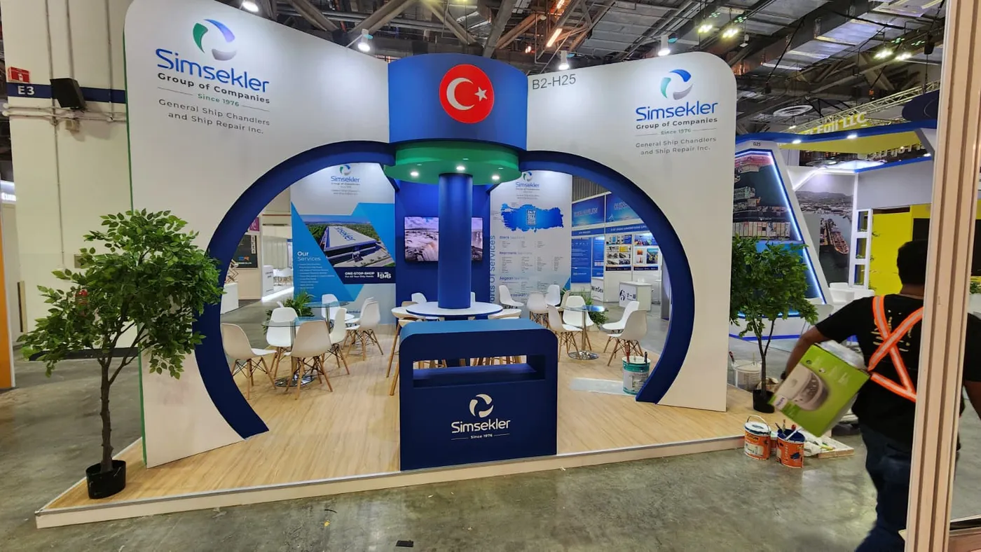 Two-tier industrial exhibition stand