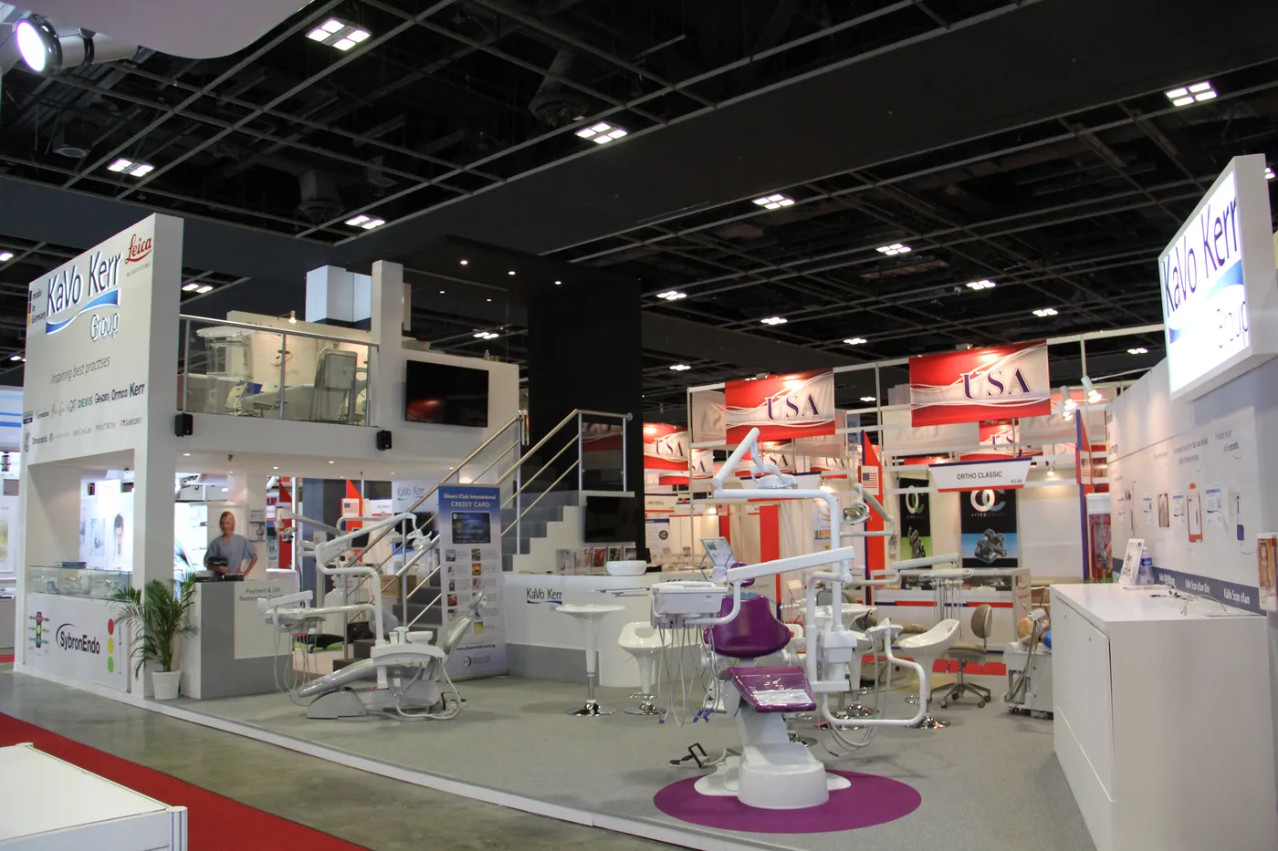 Multi-zone custom exhibition stand